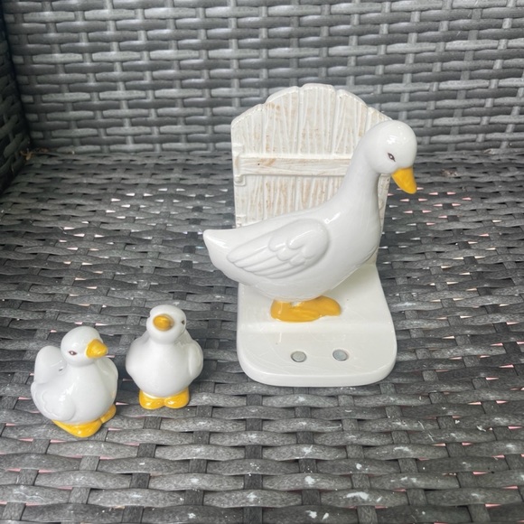 Grasslands Road Duck Duckling Salt & Pepper Shakers Napkin Holder Vintage Style - Picture 4 of 5